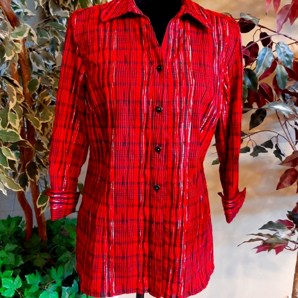 JM Collection, Size: 8, Button Down Shirt, Color: Red, Black, accents of Silver.